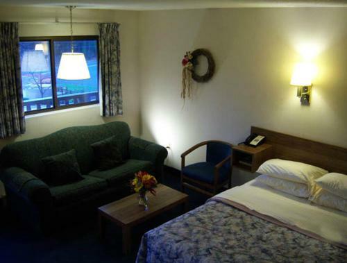 Tall Pines Motel