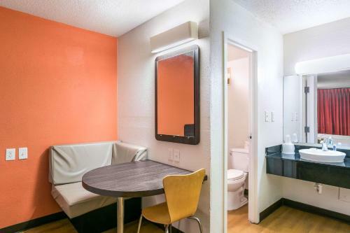 Motel 6 Baltimore Harbor South