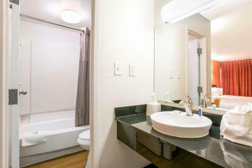 Motel 6 Baltimore Harbor South