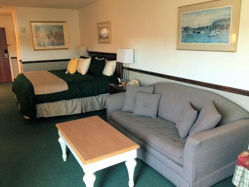 Camden Riverhouse Hotel And Inn