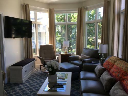Camden Riverhouse Hotel And Inn
