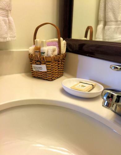 Camden Riverhouse Hotel And Inn