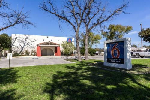 Motel 6 Uvalde