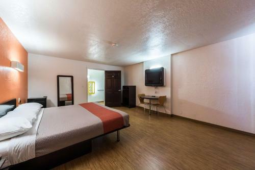 Motel 6 Uvalde