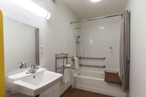 Motel 6 Uvalde