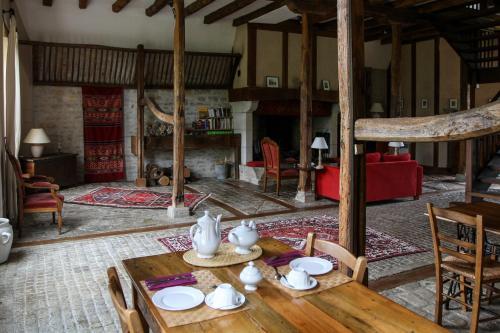 Hostal Maison D'h�tes Domaine De La Rhue