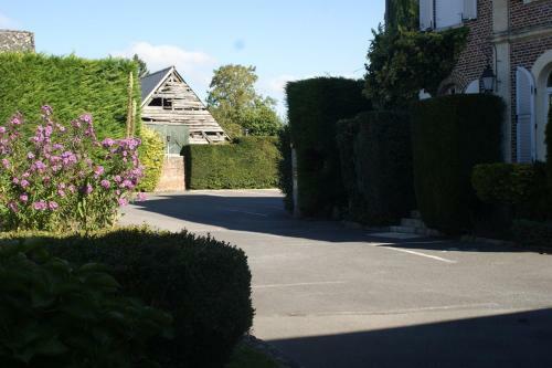 Hotel Logis Le Clos Du Montvinage Rest. Auberge Val De L'oise