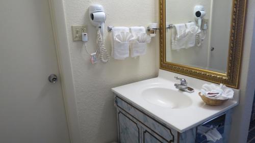 Motel Budget Host Airport Inn