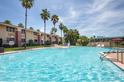Hotel Maingate Inn & Suites At Four Corners