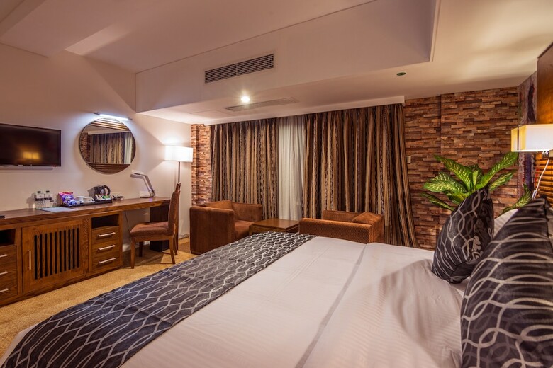 Hotel Long Beach Suites Dhaka