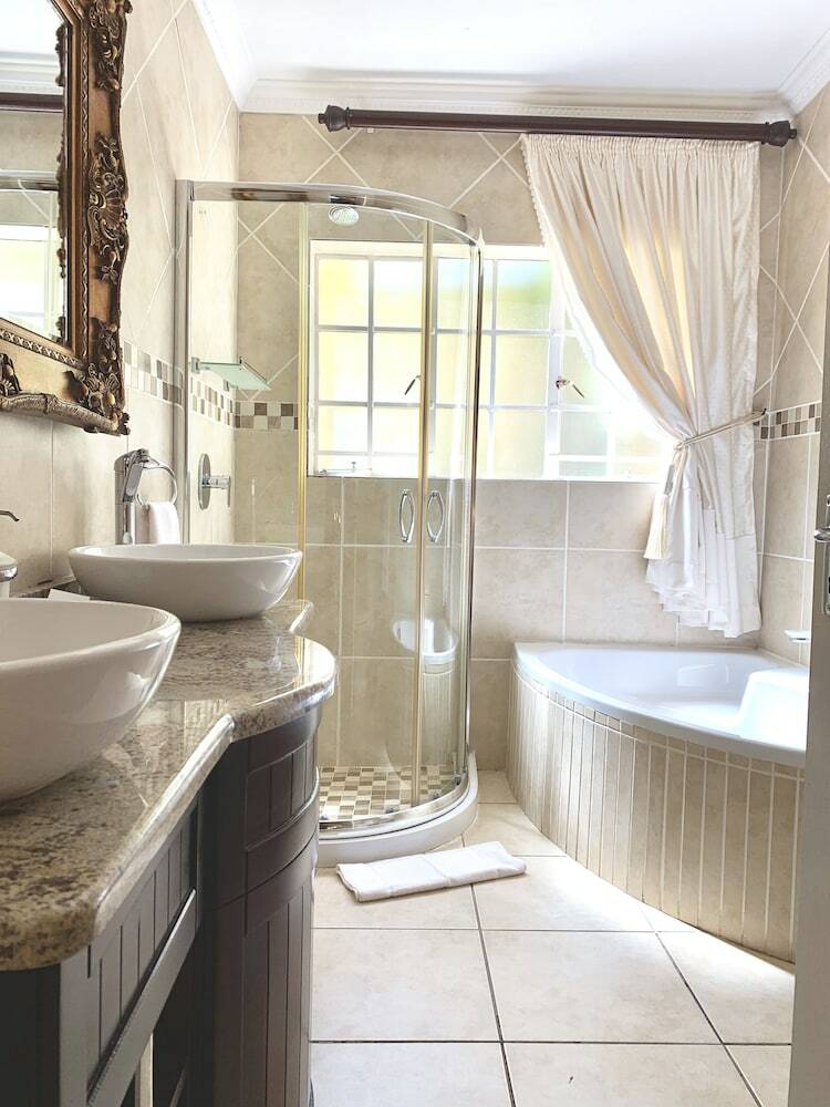 Hostal La Barune Guest House