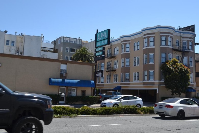 Hotel Alpha Inn And Suites