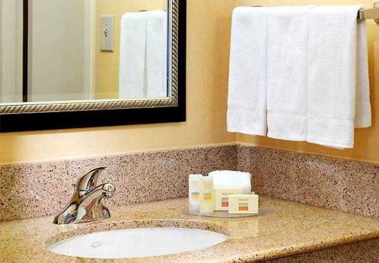 Hotel Courtyard By Marriott Dallas/lbj At Josey