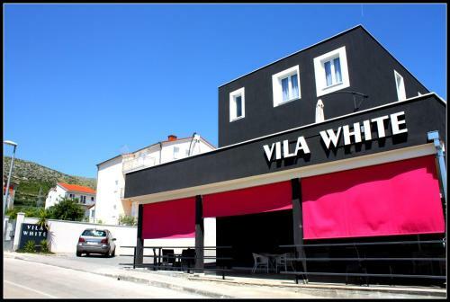 Hostal Villa White