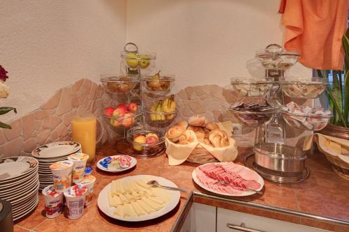 Hostal Caf� Pension Alpina