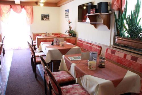 Hostal Caf� Pension Alpina