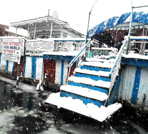 New Retreet Houseboat