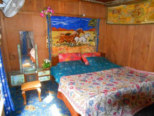 New Retreet Houseboat