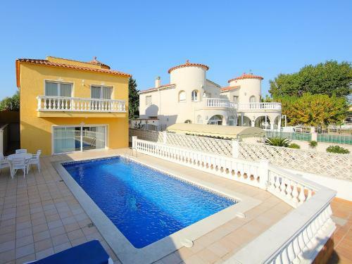 Three-bedroom Villa Empuriabrava Girona 1