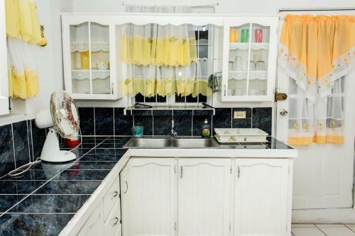 Hostal Tonys Guest House