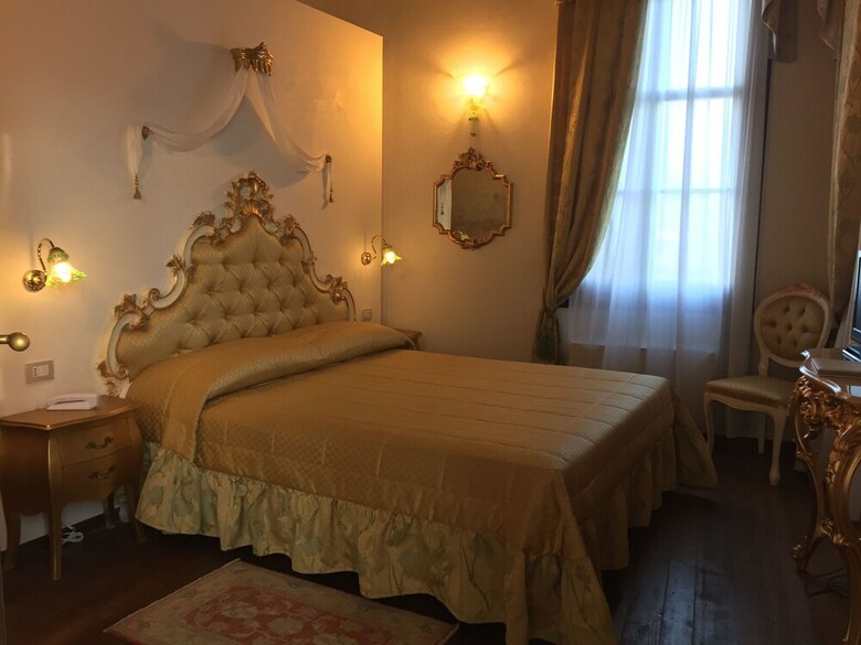 Hotel C� Zane Martin