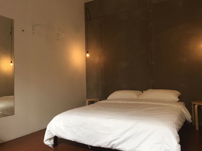 Hostal The Frame Guesthouse