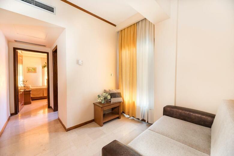 Hotel Famissi