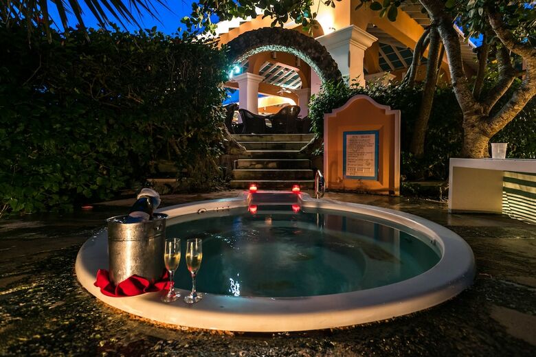 Hotel Grotto Bay Beach Resort