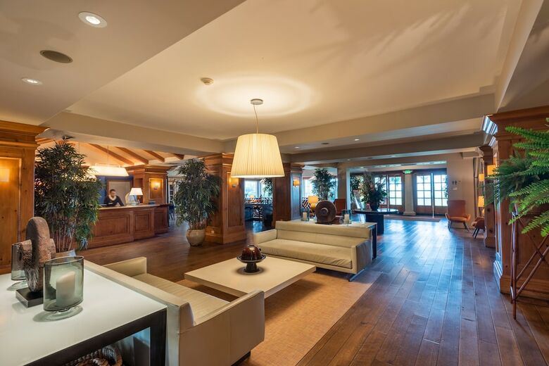 Hotel Grotto Bay Beach Resort