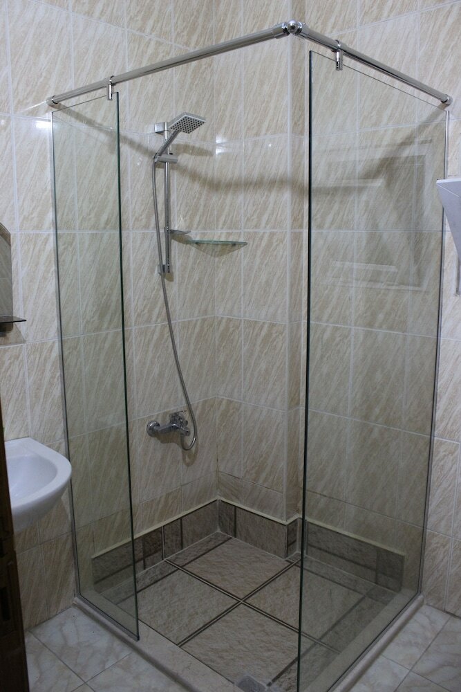 Sara Crown Hotel