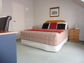 Asure Bush Inn Court Motel