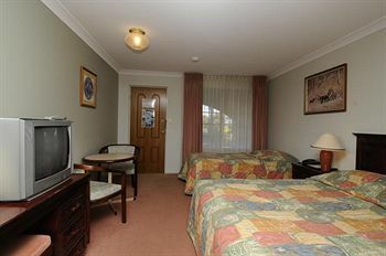 Mcnevins Warwick Motel