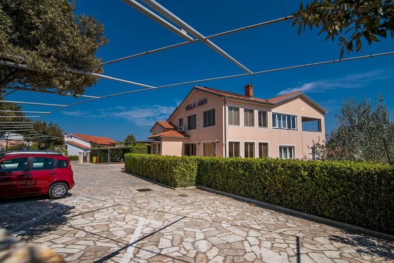 Hostal Apartments Villa Ana