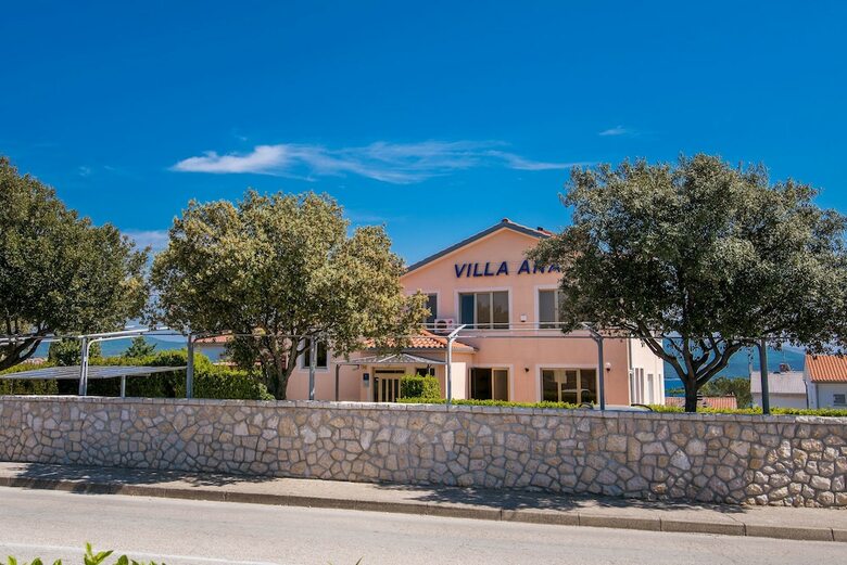 Hostal Apartments Villa Ana