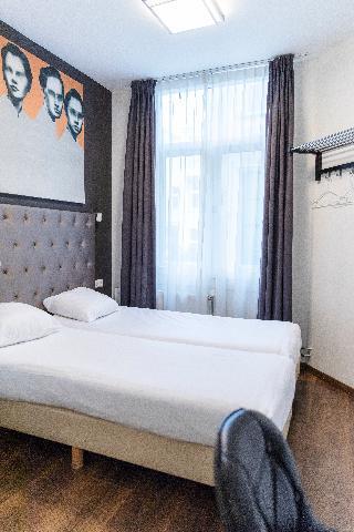 Quentin Golden Bear Hotel