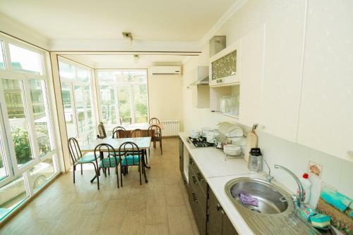 Hostal Alyona Hotel
