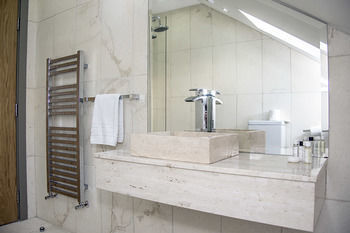 Base Serviced Apartments - Sir Thomas Street