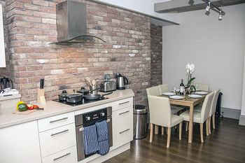 Base Serviced Apartments - Sir Thomas Street
