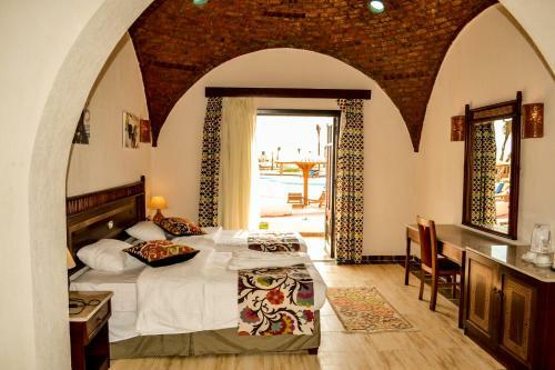 Hotel Aurora Beach Safari Resort