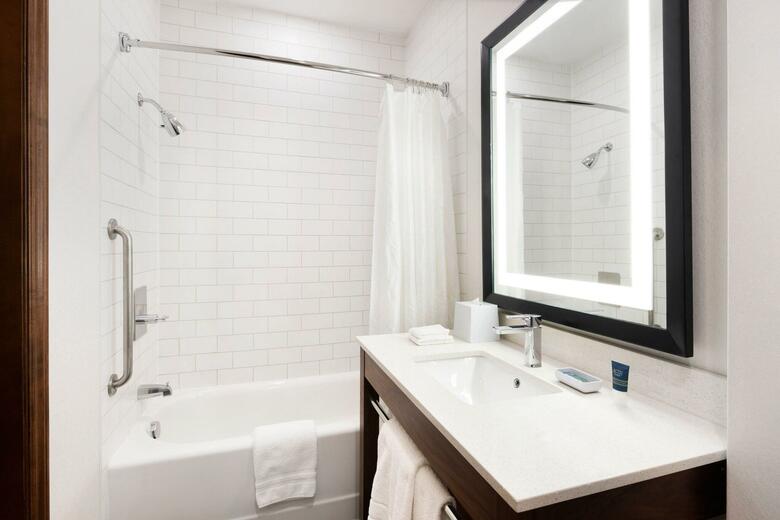 Hotel Four Points By Sheraton Calgary Airport