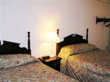 Hotel Fireside Inn & Suites