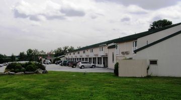 Hotel Fireside Inn & Suites