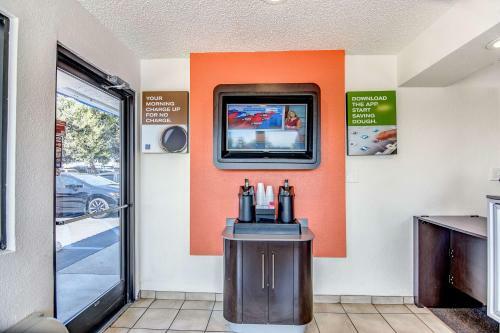 Motel 6 Stockton - Charter Way West