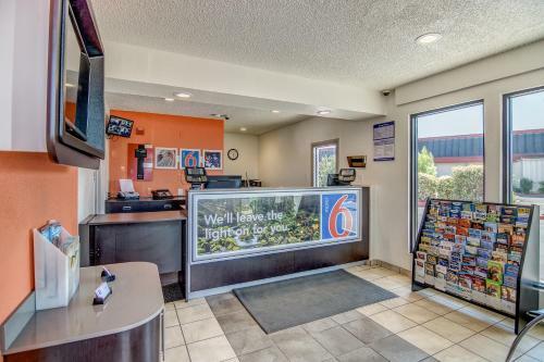 Motel 6 Stockton - Charter Way West