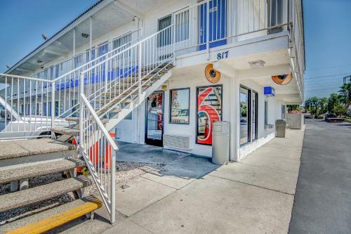 Motel 6 Stockton - Charter Way West