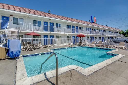 Motel 6 Stockton - Charter Way West