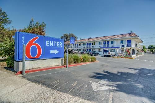 Motel 6 Stockton - Charter Way West