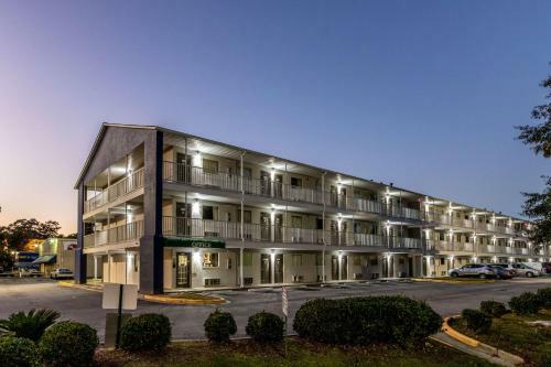 Motel Savannah Suites Savannah