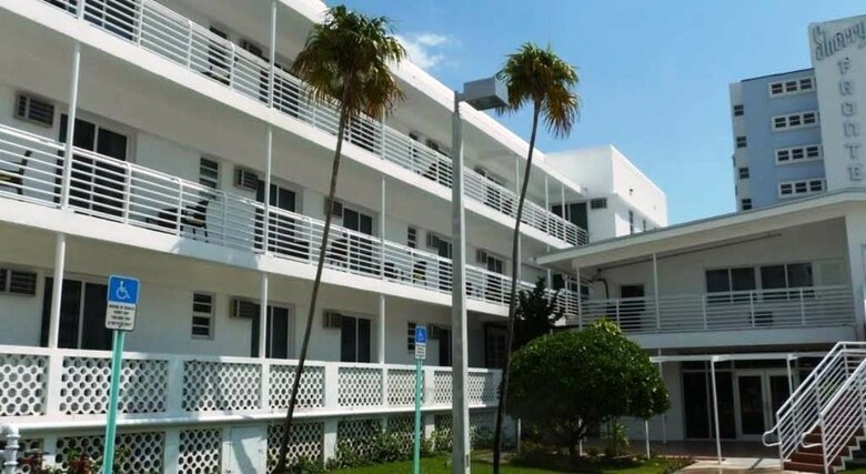 Hotel Collins