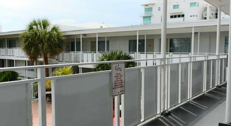 Hotel Collins